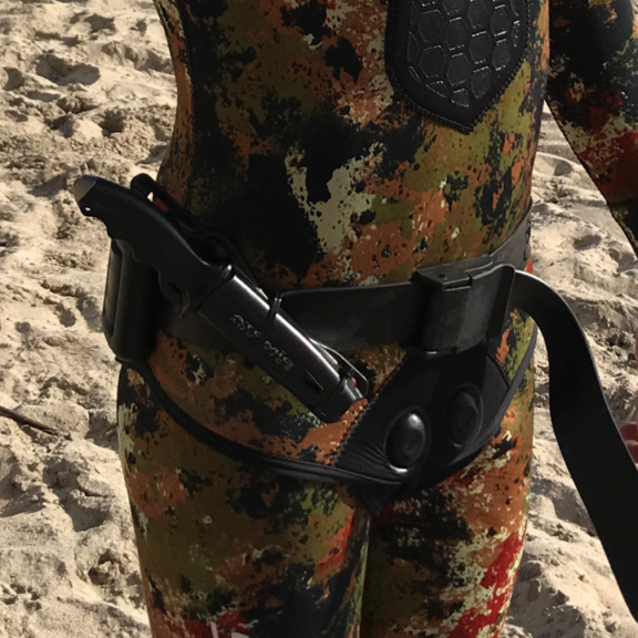 Where to mount dive knife on weight belt. Free diving knife mounting placement for spearfishing.